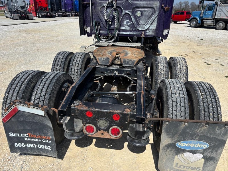 Freightliner CASCADIA Vehicle Full-screen Gallery Image 07