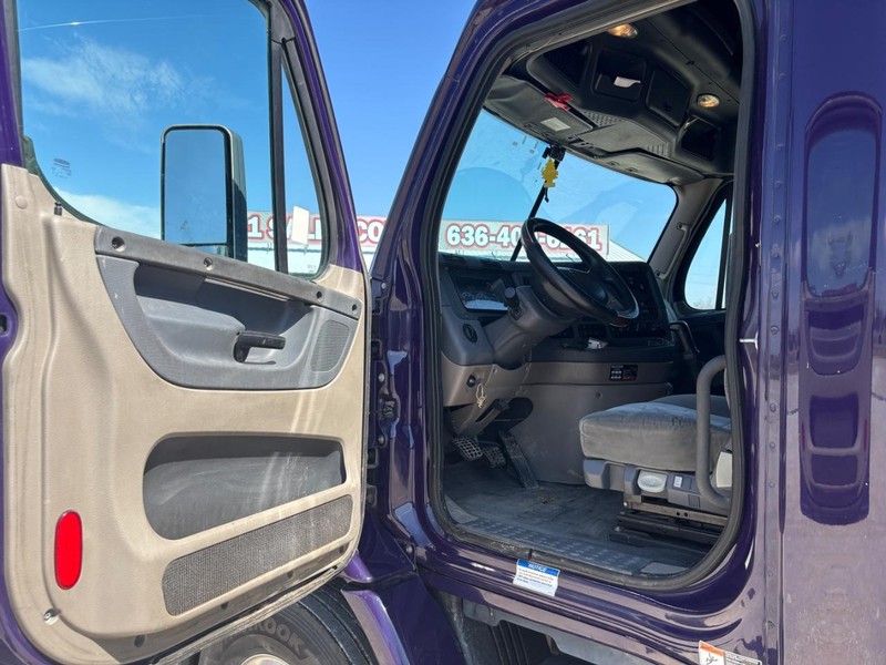 Freightliner CASCADIA Vehicle Full-screen Gallery Image 09