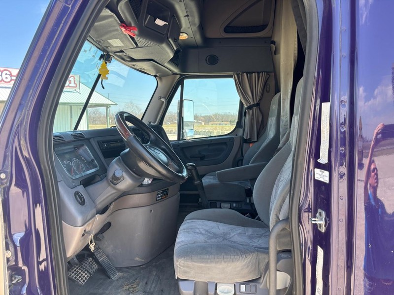 Freightliner CASCADIA Vehicle Full-screen Gallery Image 10