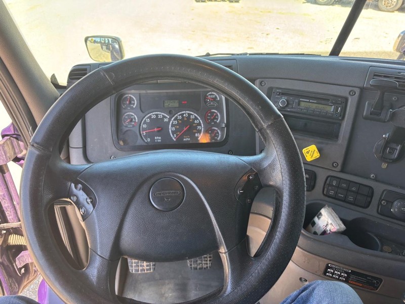 Freightliner CASCADIA Vehicle Full-screen Gallery Image 11