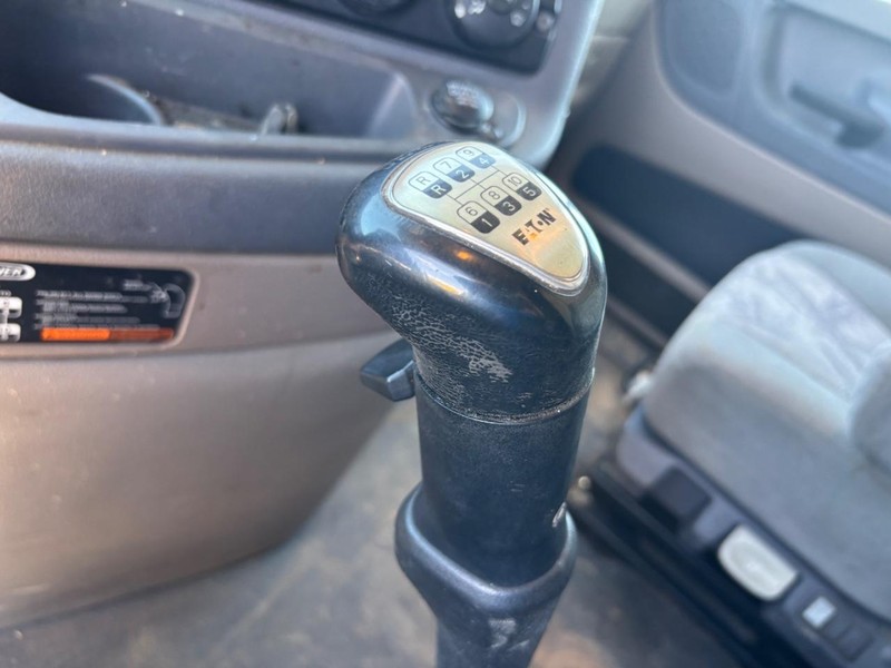 Freightliner CASCADIA Vehicle Full-screen Gallery Image 13