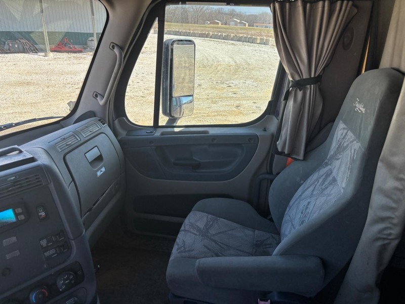 Freightliner CASCADIA Vehicle Full-screen Gallery Image 14