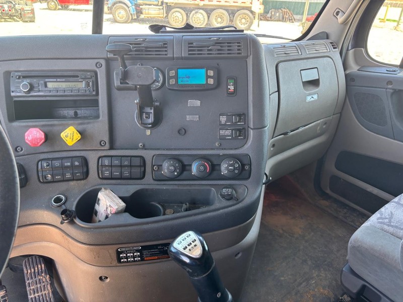 Freightliner CASCADIA Vehicle Full-screen Gallery Image 15