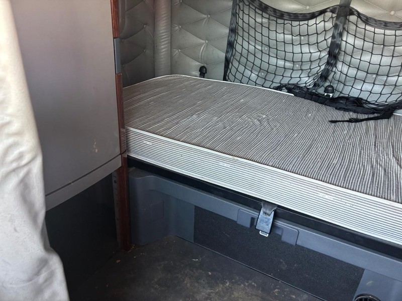 Freightliner CASCADIA Vehicle Full-screen Gallery Image 16