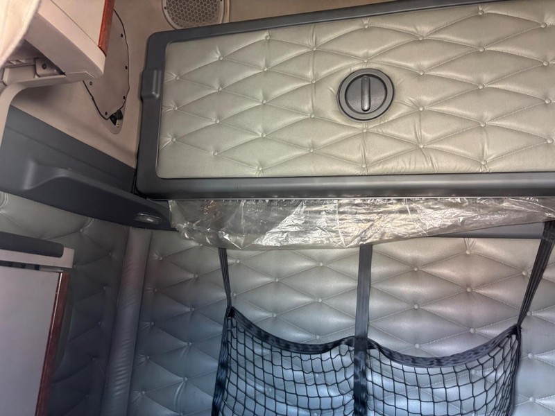 Freightliner CASCADIA Vehicle Full-screen Gallery Image 17