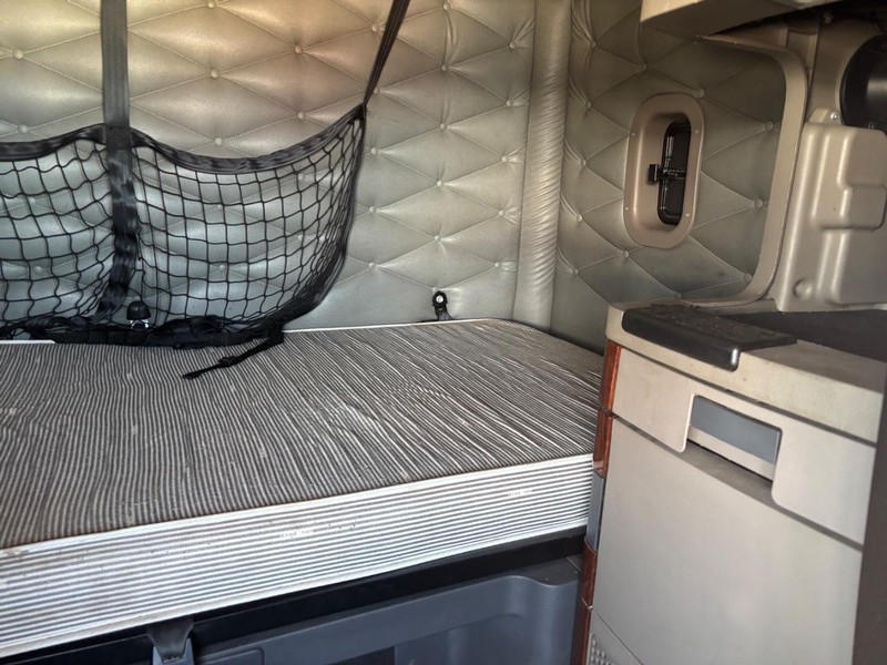 Freightliner CASCADIA Vehicle Full-screen Gallery Image 18