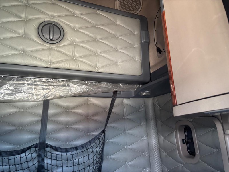 Freightliner CASCADIA Vehicle Full-screen Gallery Image 19