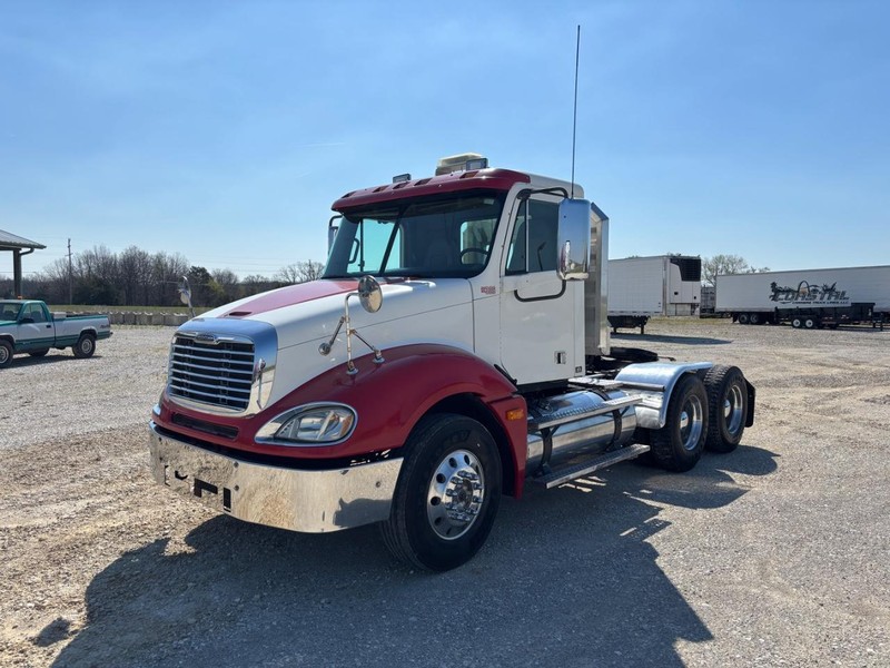 Freightliner COLUMBIA Vehicle Full-screen Gallery Image 02