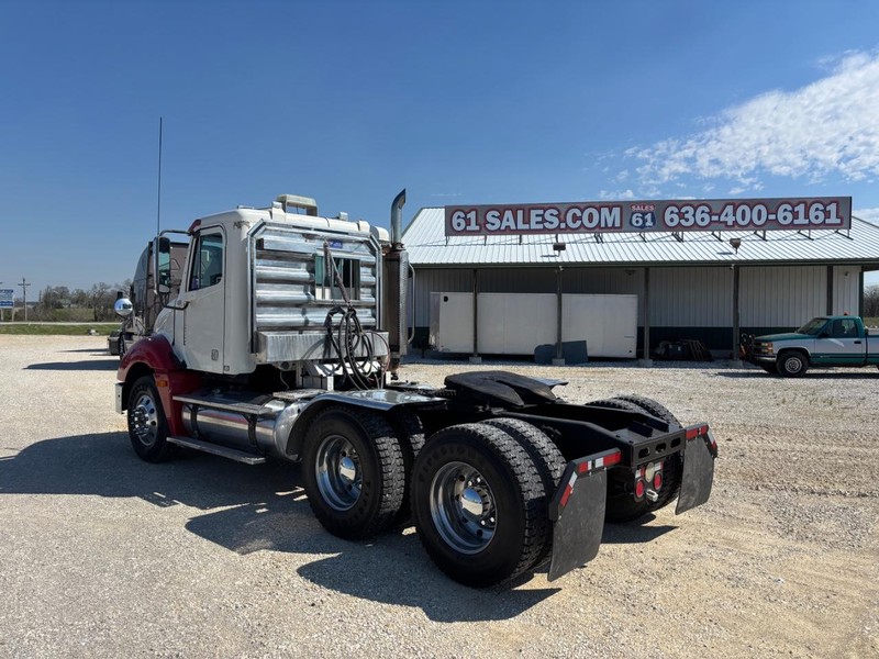 Freightliner COLUMBIA Vehicle Full-screen Gallery Image 03