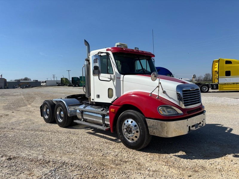 Freightliner COLUMBIA Vehicle Full-screen Gallery Image 04