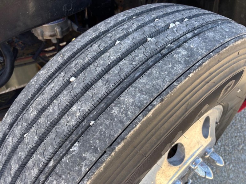 Freightliner COLUMBIA Vehicle Full-screen Gallery Image 07