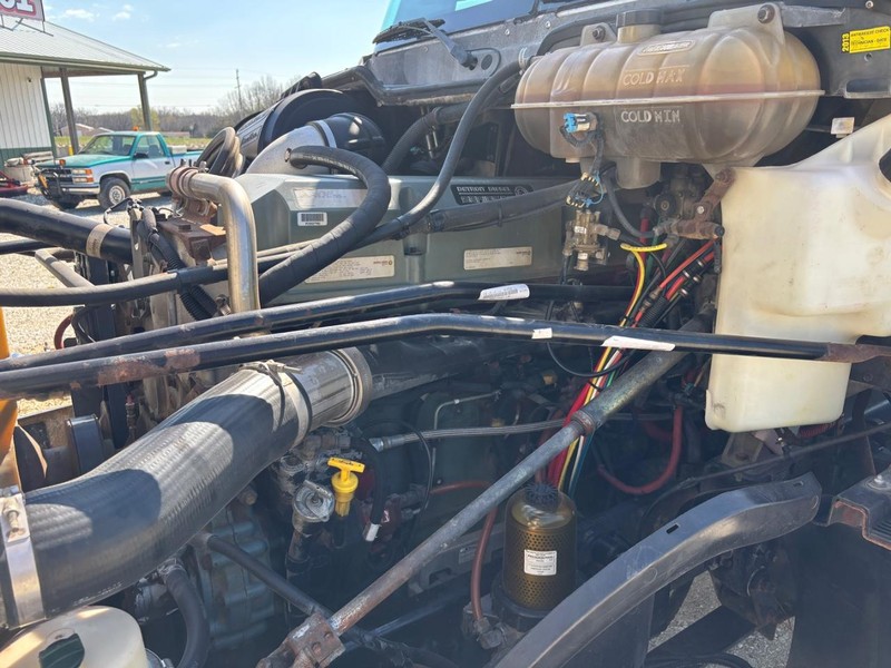 Freightliner COLUMBIA Vehicle Full-screen Gallery Image 09