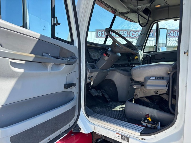 Freightliner COLUMBIA Vehicle Full-screen Gallery Image 11