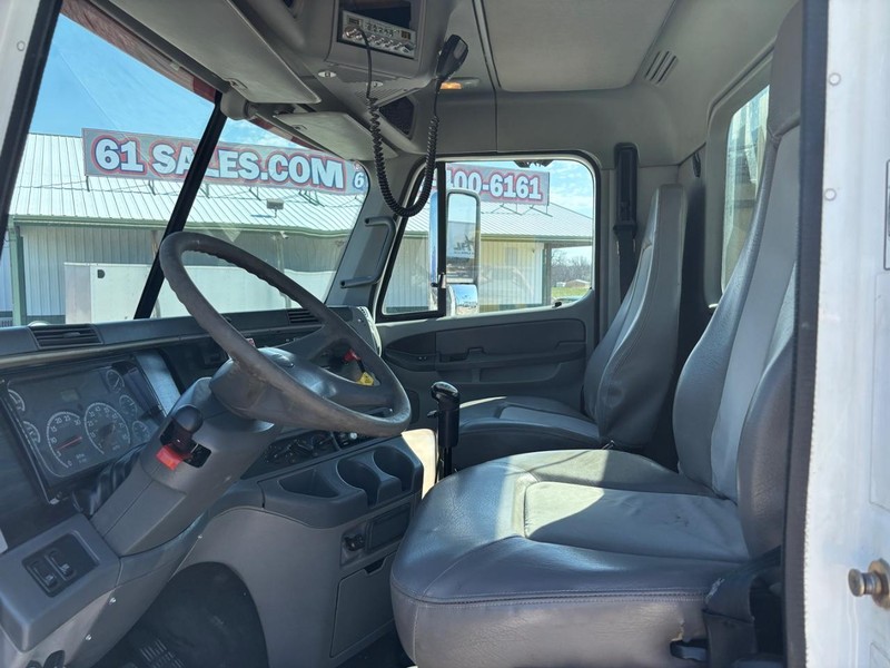 Freightliner COLUMBIA Vehicle Full-screen Gallery Image 12