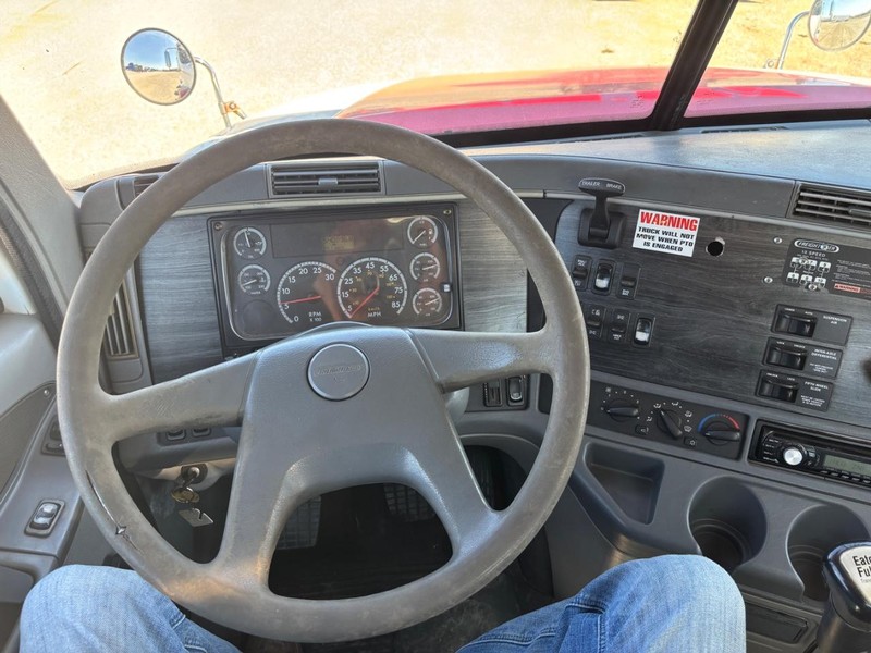 Freightliner COLUMBIA Vehicle Full-screen Gallery Image 13