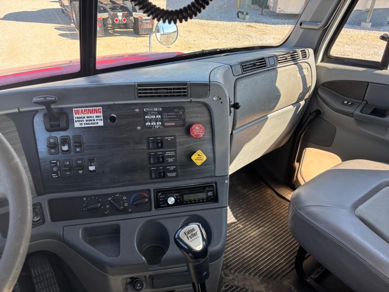 Freightliner COLUMBIA Vehicle Full-screen Gallery Image 15