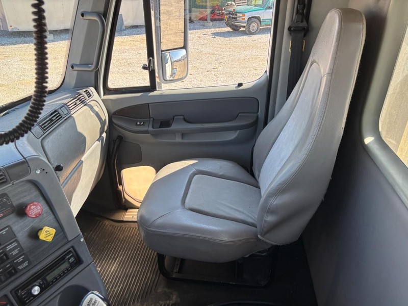 Freightliner COLUMBIA Vehicle Full-screen Gallery Image 16
