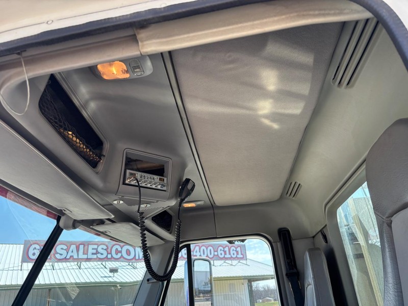 Freightliner COLUMBIA Vehicle Full-screen Gallery Image 17