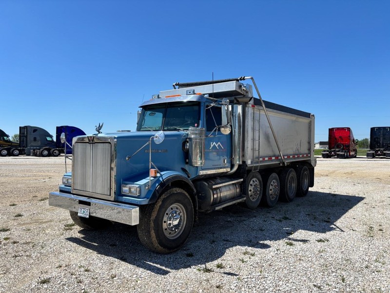 Western Star 4900 Vehicle Full-screen Gallery Image 02