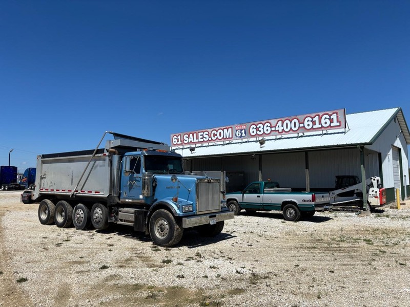 Western Star 4900 Vehicle Full-screen Gallery Image 03