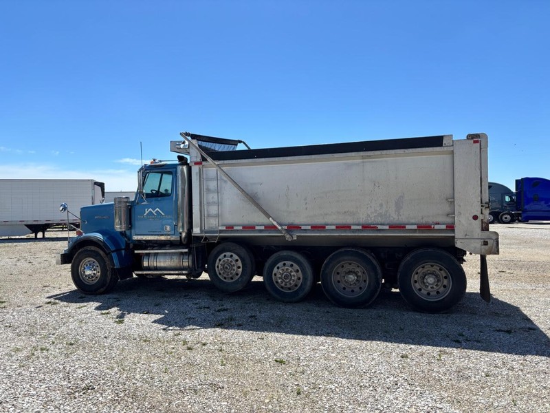 Western Star 4900 Vehicle Full-screen Gallery Image 04