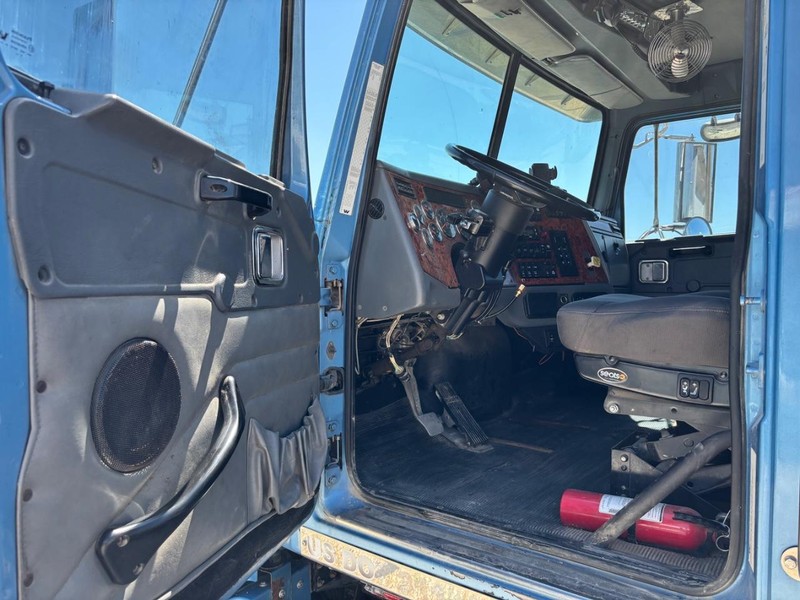 Western Star 4900 Vehicle Full-screen Gallery Image 07