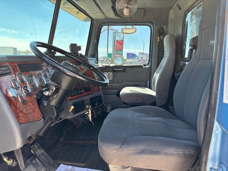 Western Star 4900 Vehicle Full-screen Gallery Image 08