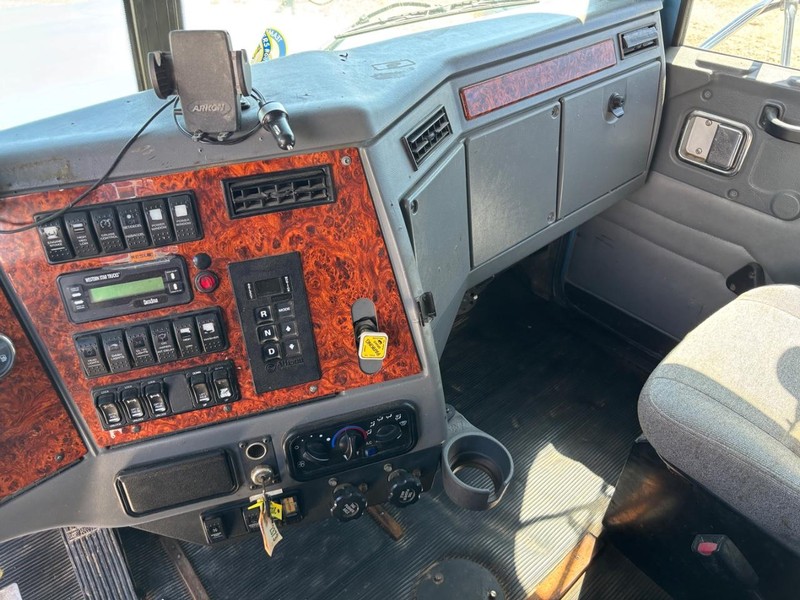 Western Star 4900 Vehicle Full-screen Gallery Image 09