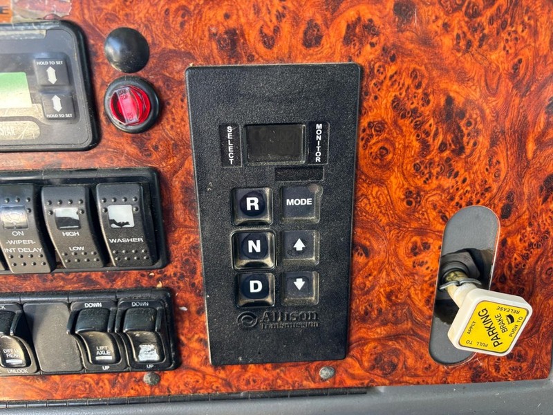 Western Star 4900 Vehicle Full-screen Gallery Image 10