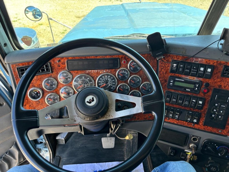 Western Star 4900 Vehicle Full-screen Gallery Image 11