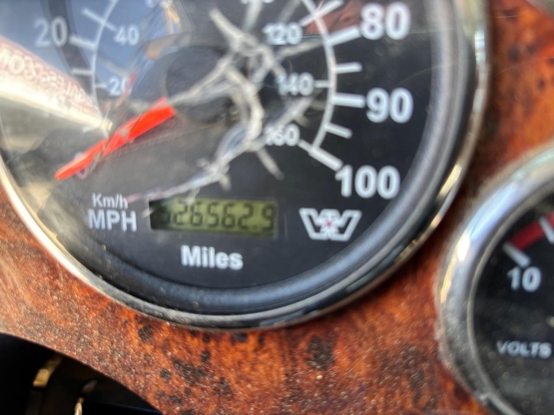 Western Star 4900 Vehicle Full-screen Gallery Image 13