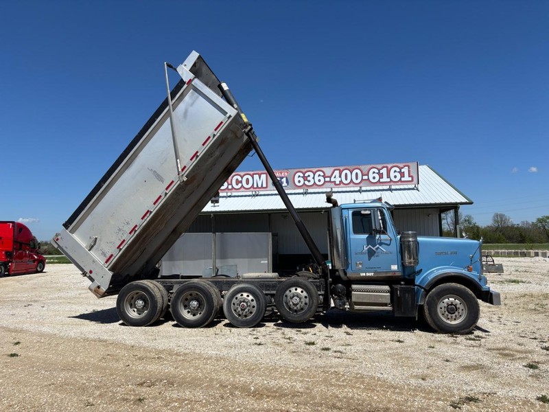 Western Star 4900 Vehicle Full-screen Gallery Image 15