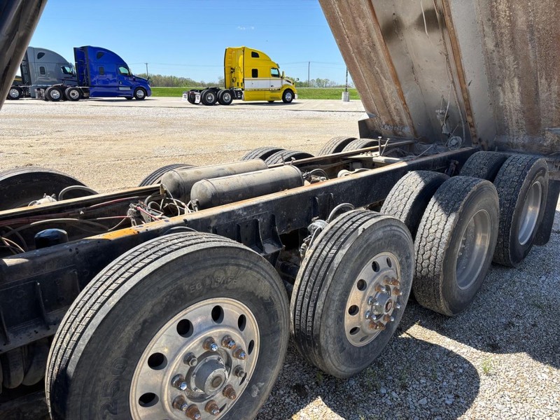 Western Star 4900 Vehicle Full-screen Gallery Image 16