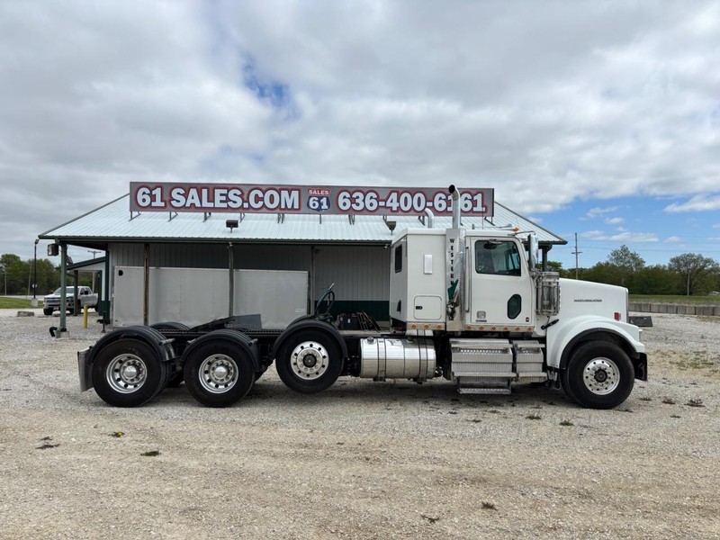 Western Star 4900 Vehicle Full-screen Gallery Image 01