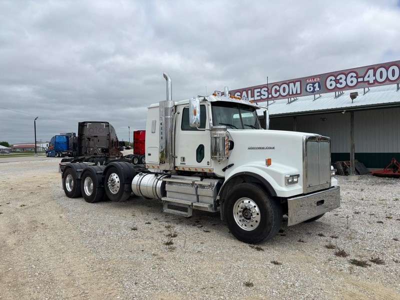 Western Star 4900 Vehicle Full-screen Gallery Image 02