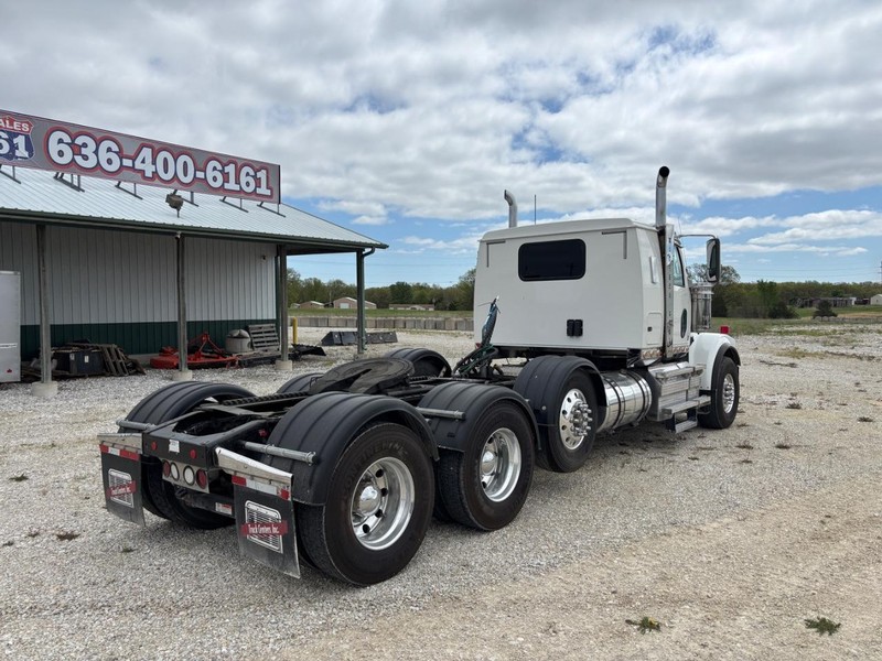 Western Star 4900 Vehicle Full-screen Gallery Image 03