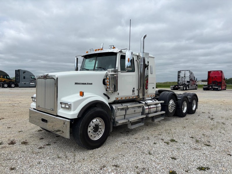 Western Star 4900 Vehicle Full-screen Gallery Image 04