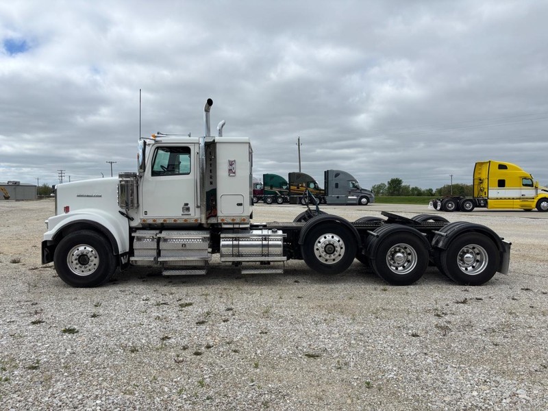 Western Star 4900 Vehicle Full-screen Gallery Image 05