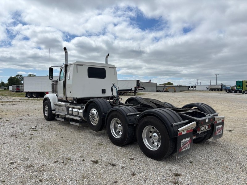 Western Star 4900 Vehicle Full-screen Gallery Image 06