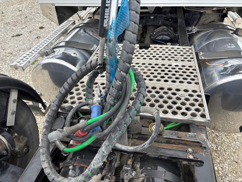 Western Star 4900 Vehicle Full-screen Gallery Image 10