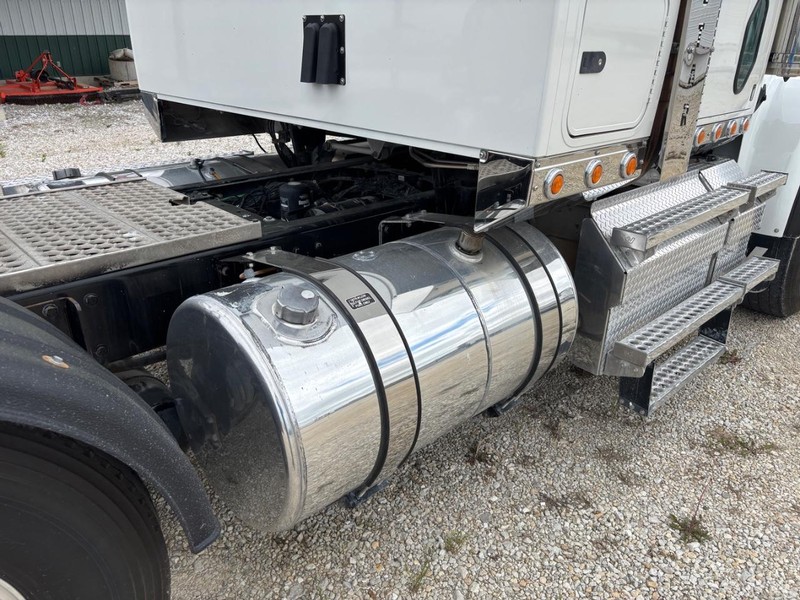 Western Star 4900 Vehicle Full-screen Gallery Image 12