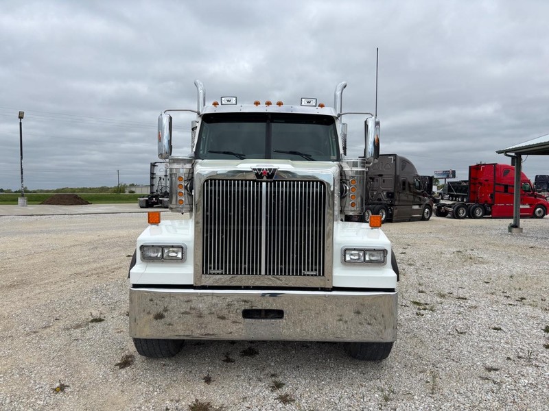 Western Star 4900 Vehicle Full-screen Gallery Image 13