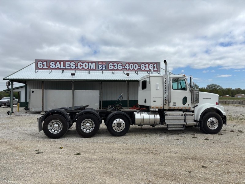 Western Star 4900 Vehicle Full-screen Gallery Image 14
