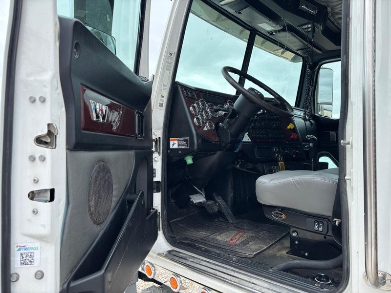 Western Star 4900 Vehicle Full-screen Gallery Image 18