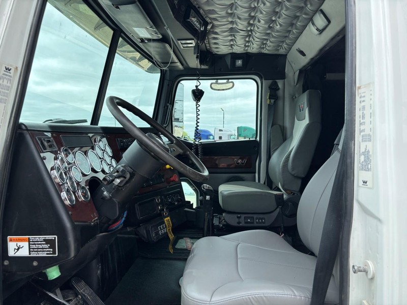 Western Star 4900 Vehicle Full-screen Gallery Image 19