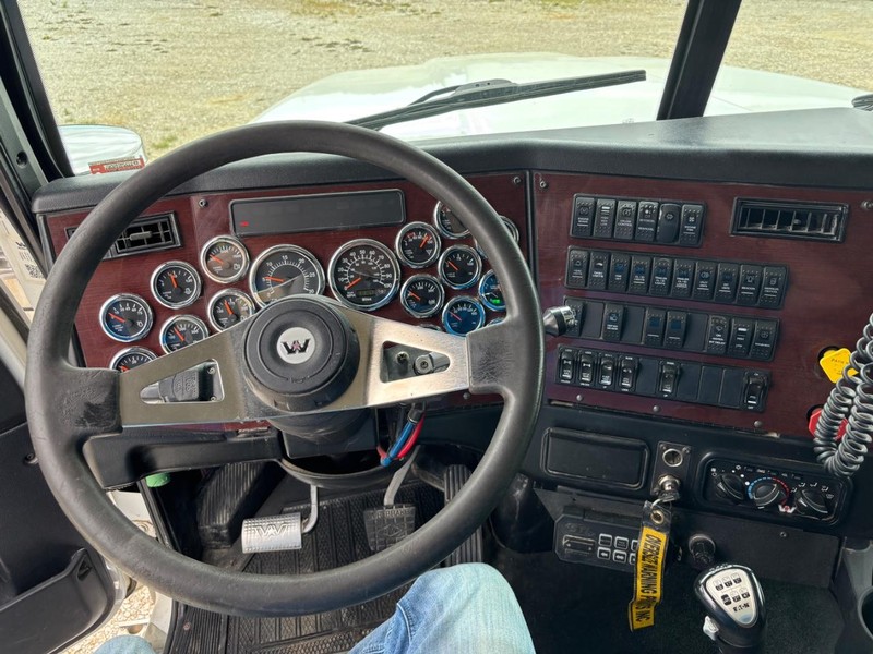 Western Star 4900 Vehicle Full-screen Gallery Image 20