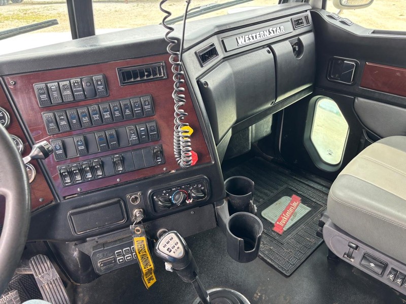 Western Star 4900 Vehicle Full-screen Gallery Image 22