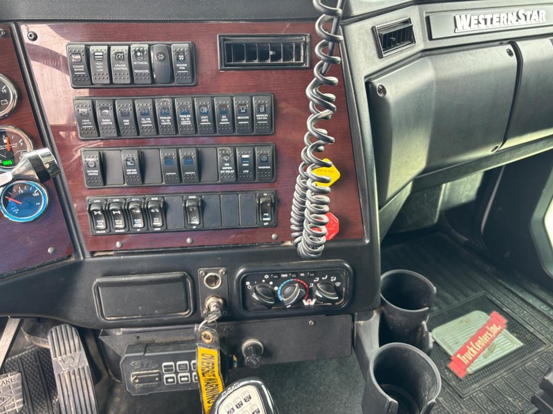 Western Star 4900 Vehicle Full-screen Gallery Image 23