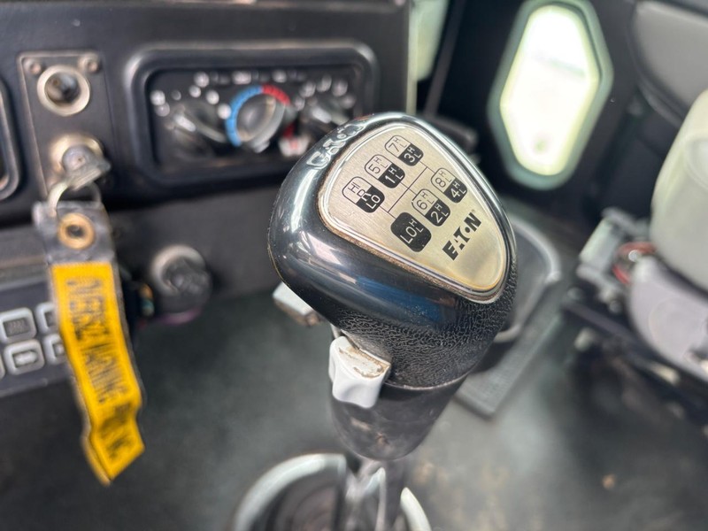 Western Star 4900 Vehicle Full-screen Gallery Image 24