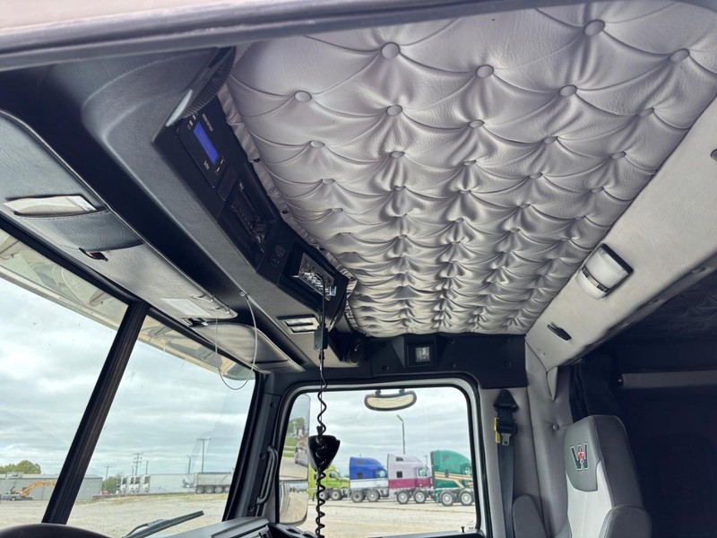 Western Star 4900 Vehicle Full-screen Gallery Image 27